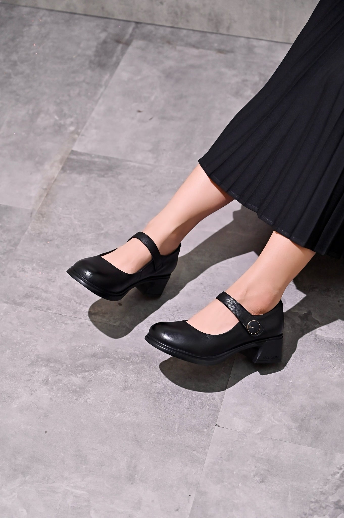 giày da dê 5cm mũi tròn quai ngang gắn khuy tròn  81119-3