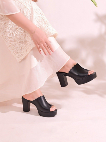 Guốc da dê 9cm mũi tròn quai bản to viền răng cưa WAVY 70069