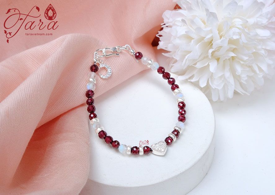  Vòng tay Garnet và Moonstone cùng charm bạc lung linh 