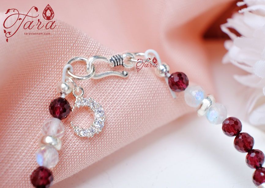  Vòng tay Garnet và Moonstone cùng charm bạc lung linh 