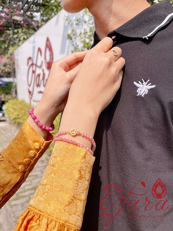  Vòng tay đá đào hoa nhí mix charm kim tiền vàng 24K sang trọng 