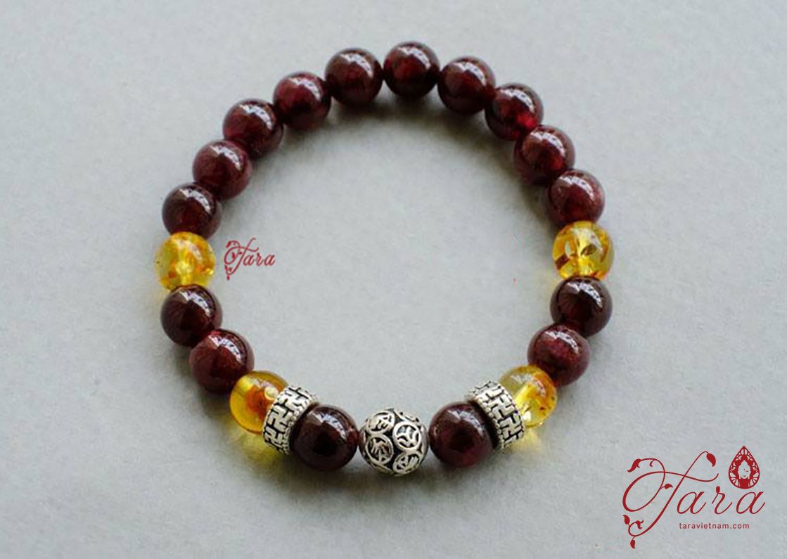  Vòng tay em bé đá Hổ Phách mix Garnet và Charm Bạc khắc Chú bình an 