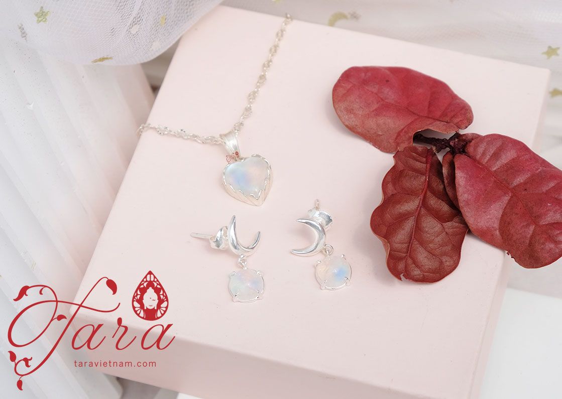  Mặt dây chuyền Moonstone Trái Tim 