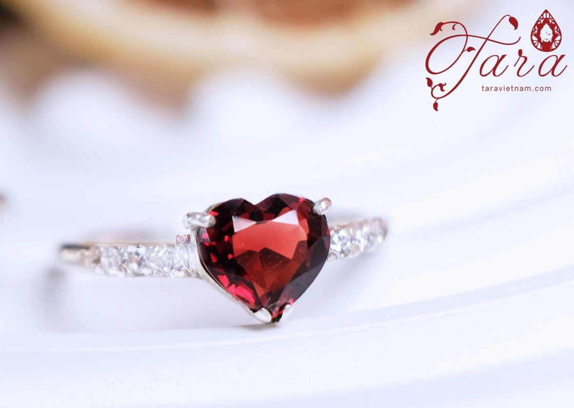  Nhẫn Garnet Trái Tim 