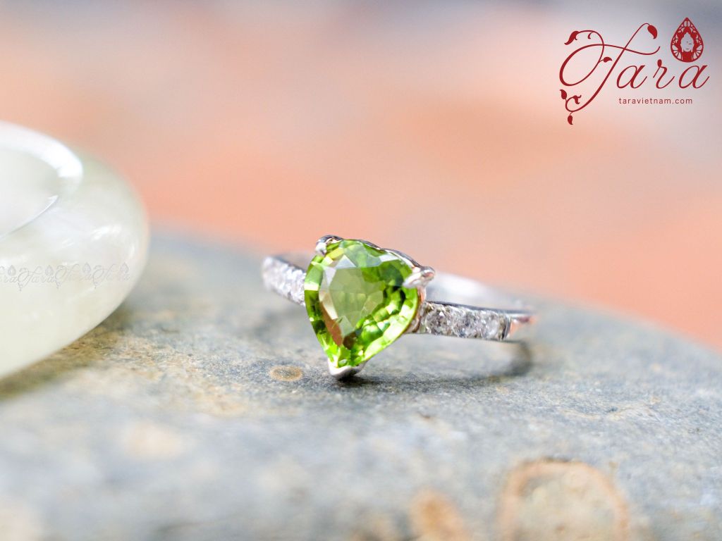  Nhẫn Peridot Trái Tim 