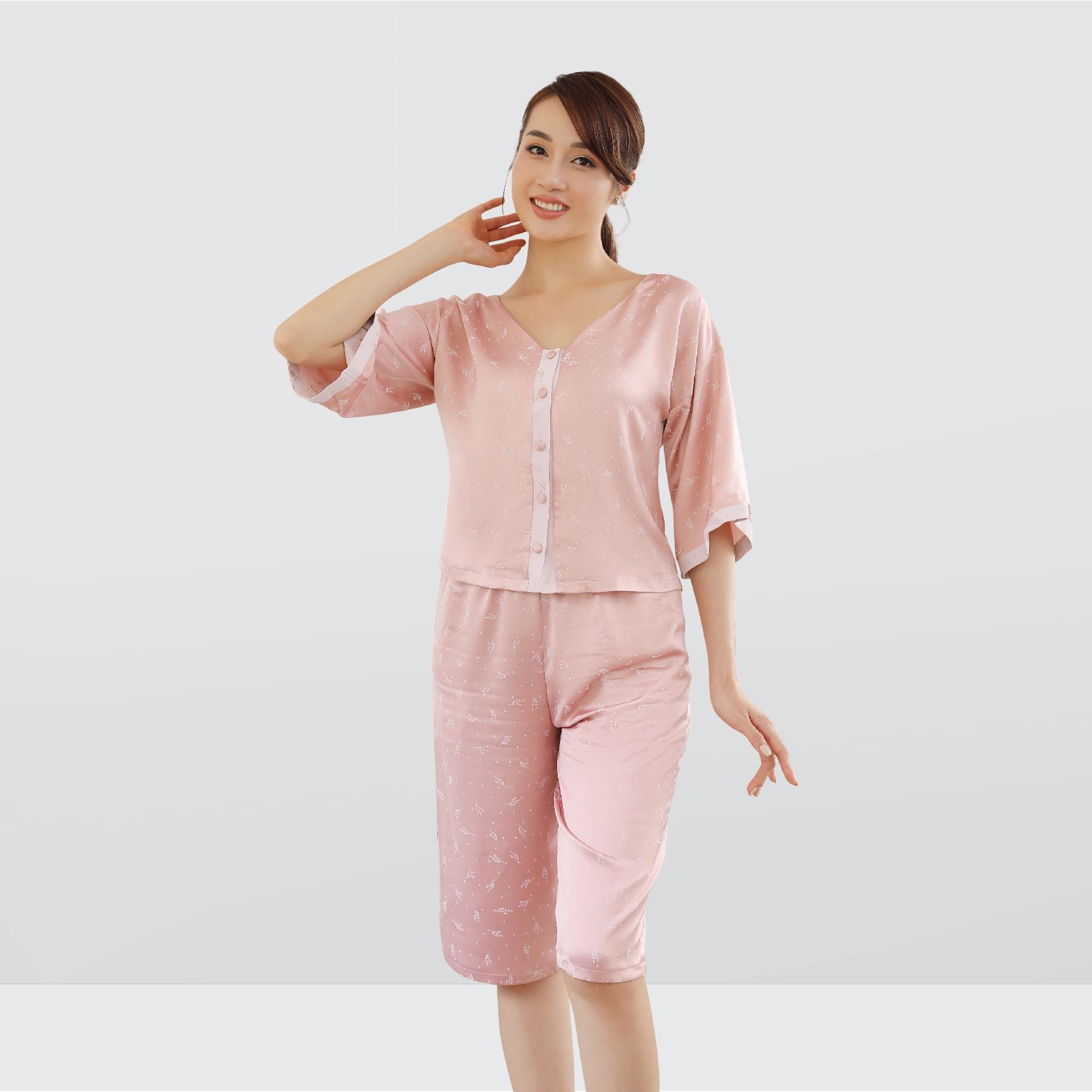 Đồ Bộ Lửng Họa Tiết Hoa Lá Màu Da 1N21S002