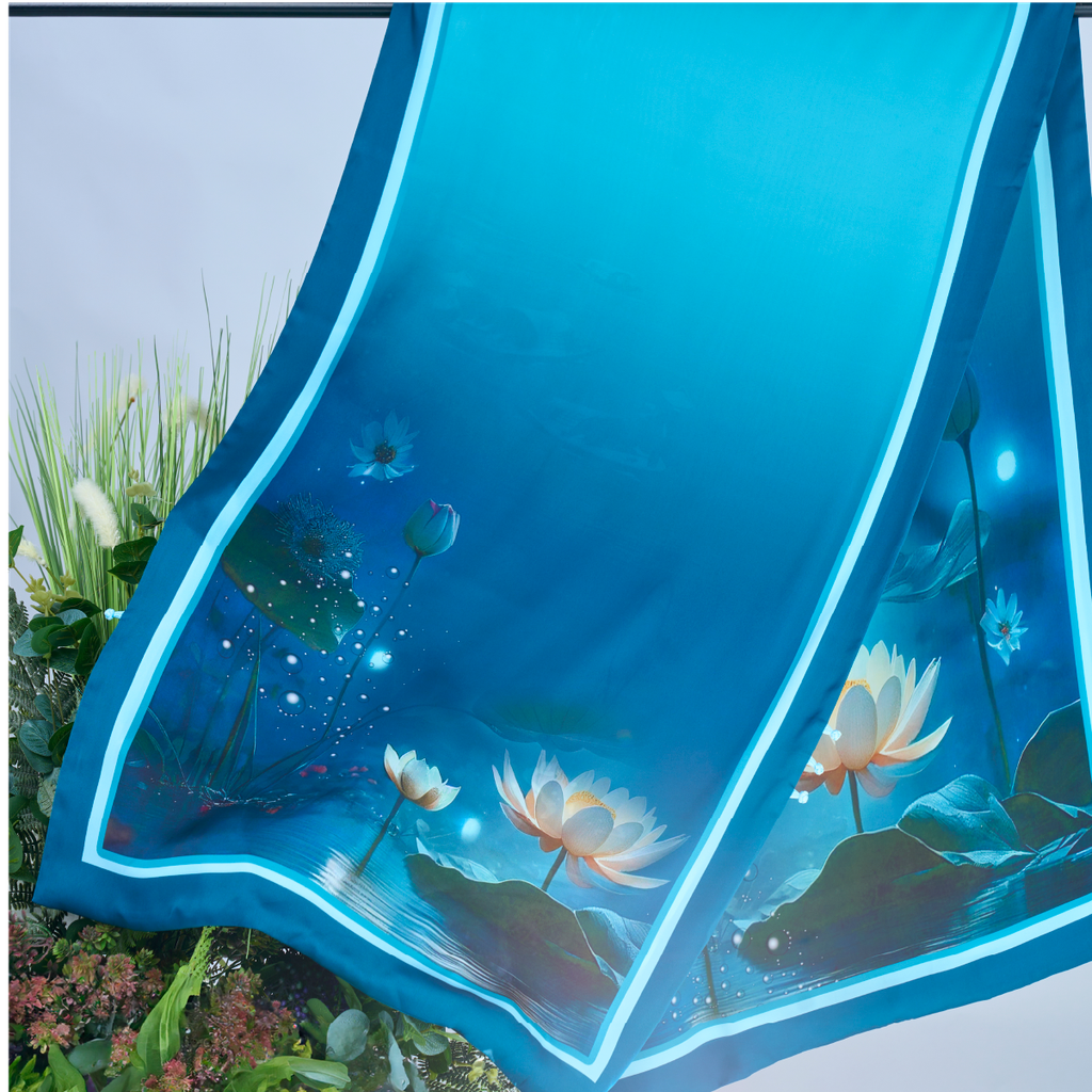 Khăn Choàng Chữ Nhật Màu Xanh Họa Tiết Hoa Sen 55x180cm 2S56GAB2R01B