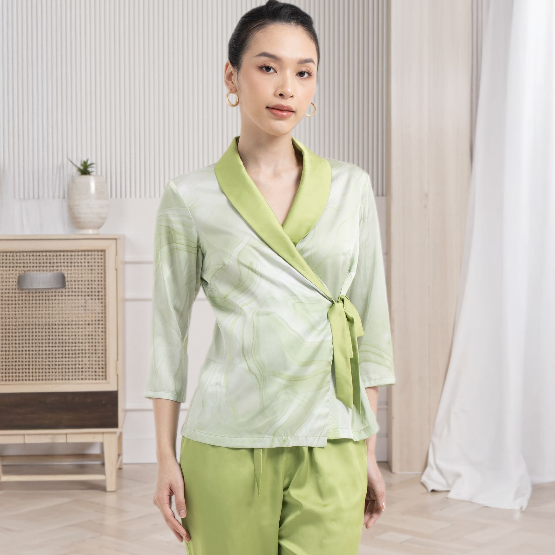 Đồ Bộ Nữ Tay Dài Kiểu Dáng Kimono Màu Xanh Lá 1N10S409