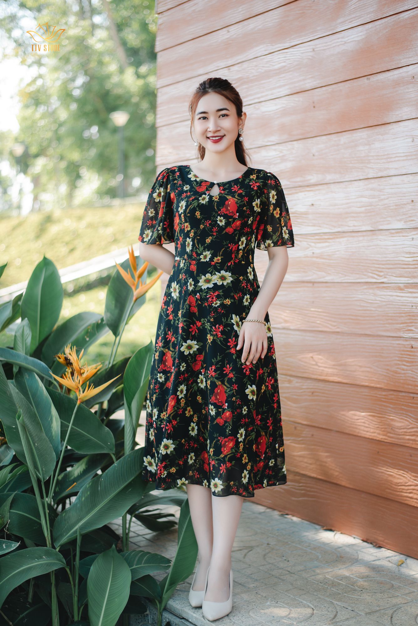 Đầm xoè - Cổ tròn tay loe - CT - Đen hoa - TTV1312