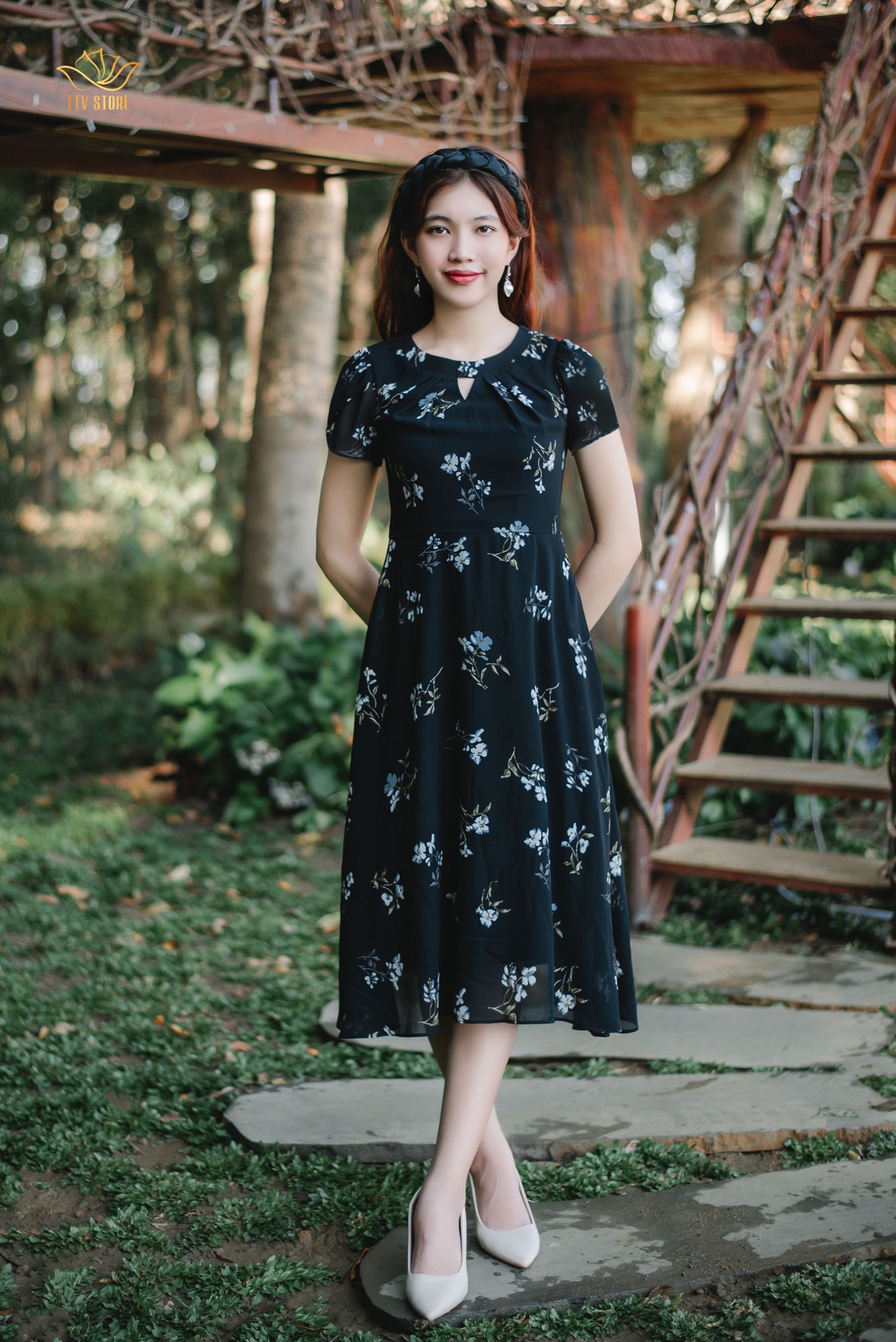 Đầm xoè - Cổ tròn khoét V tay búp - CT - Đen hoa trắng - TTV1311