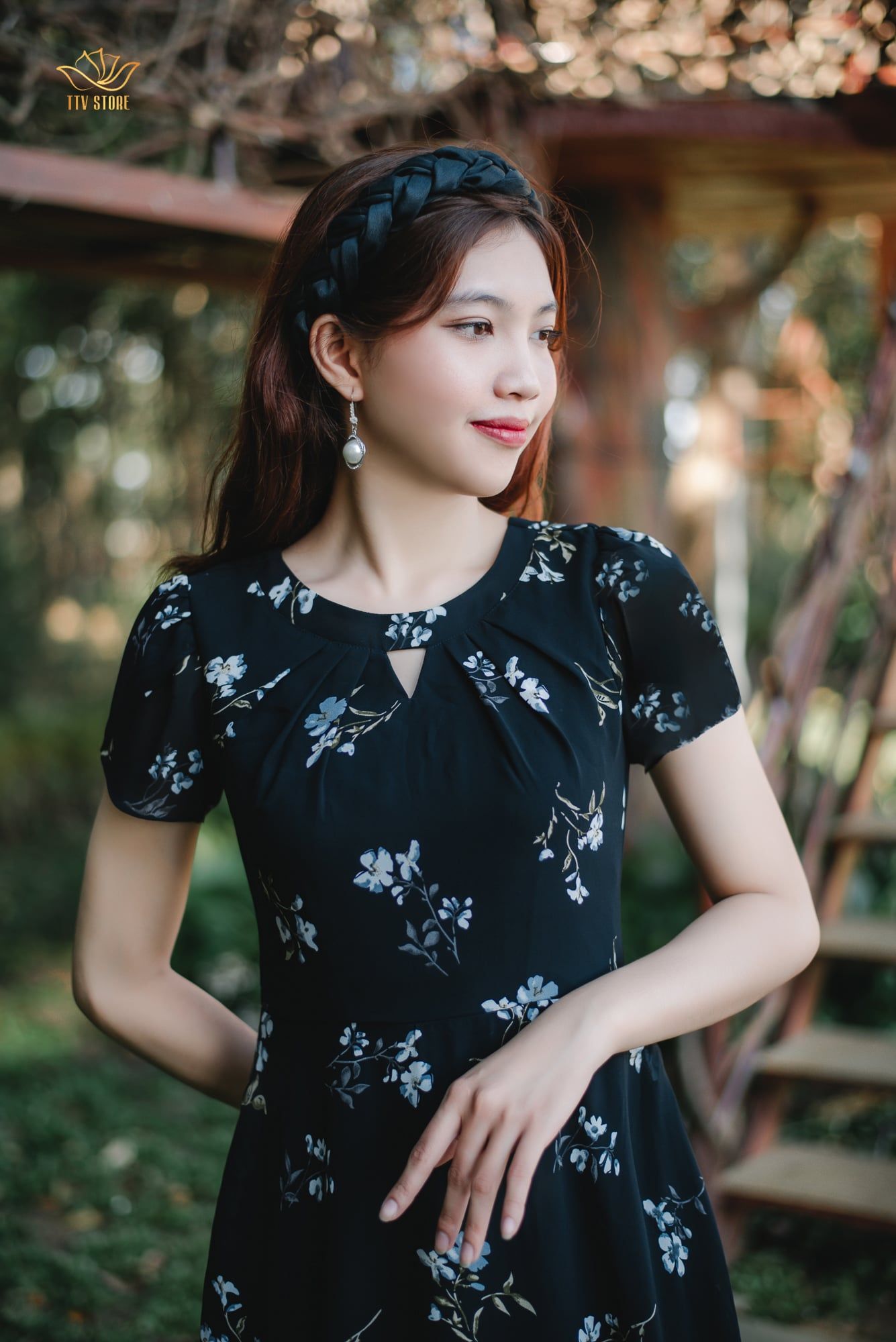 Đầm xoè - Cổ tròn khoét V tay búp - CT - Đen hoa trắng - TTV1311