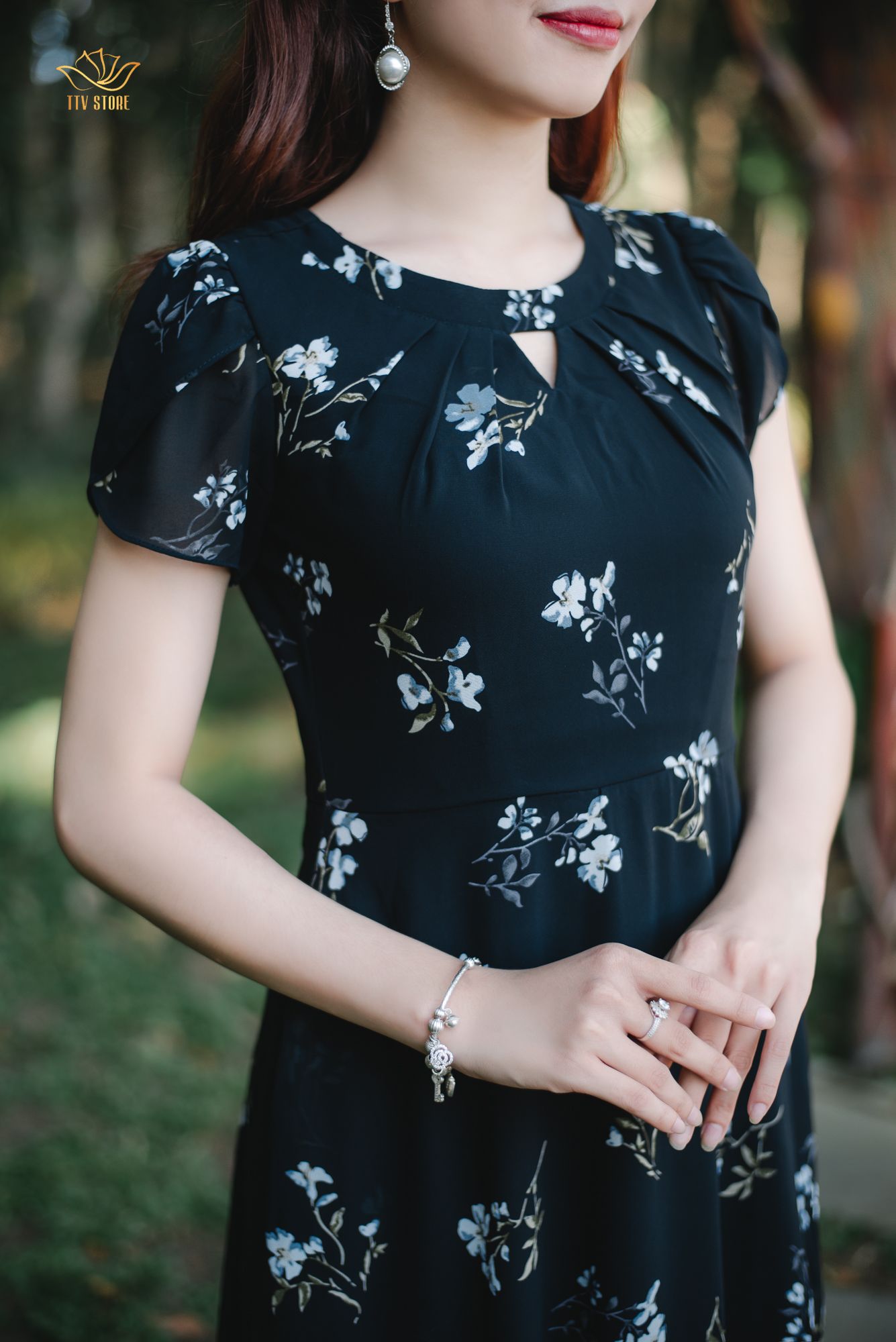 Đầm xoè - Cổ tròn khoét V tay búp - CT - Đen hoa trắng - TTV1311