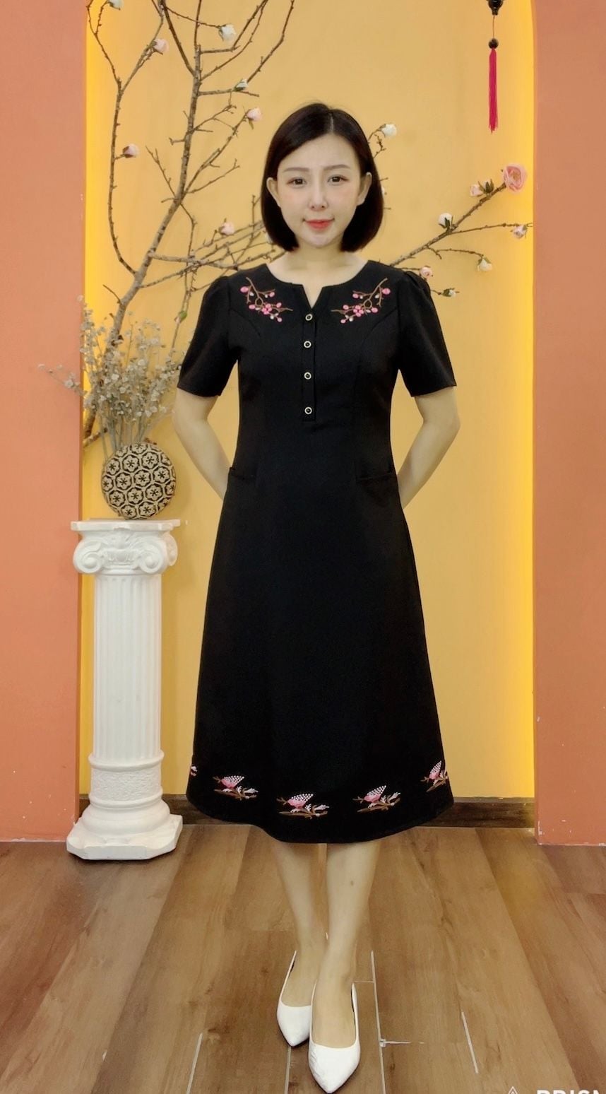 Đầm suông - Cổ tròn khoét V kết nút tay ngắn - CD - Đen - TTV1901