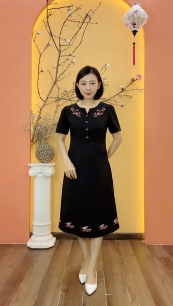 Đầm suông - Cổ tròn khoét V kết nút tay ngắn - CD - Đen - TTV1901