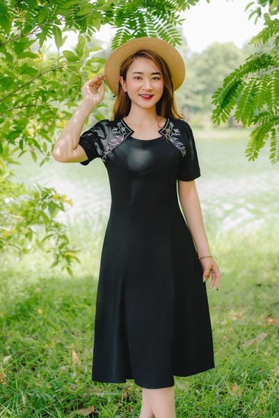 Đầm xòe - Cổ tròn tay ngắn thêu hoa - CV - Đen - TTV1393