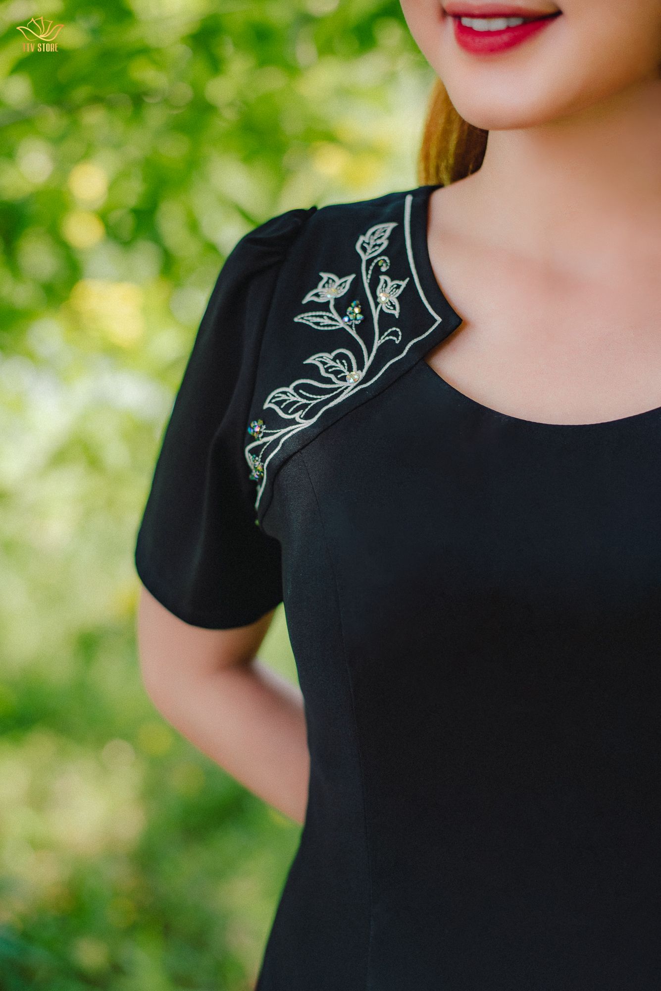 Đầm xòe - Cổ tròn tay ngắn thêu hoa - CV - Đen - TTV1393