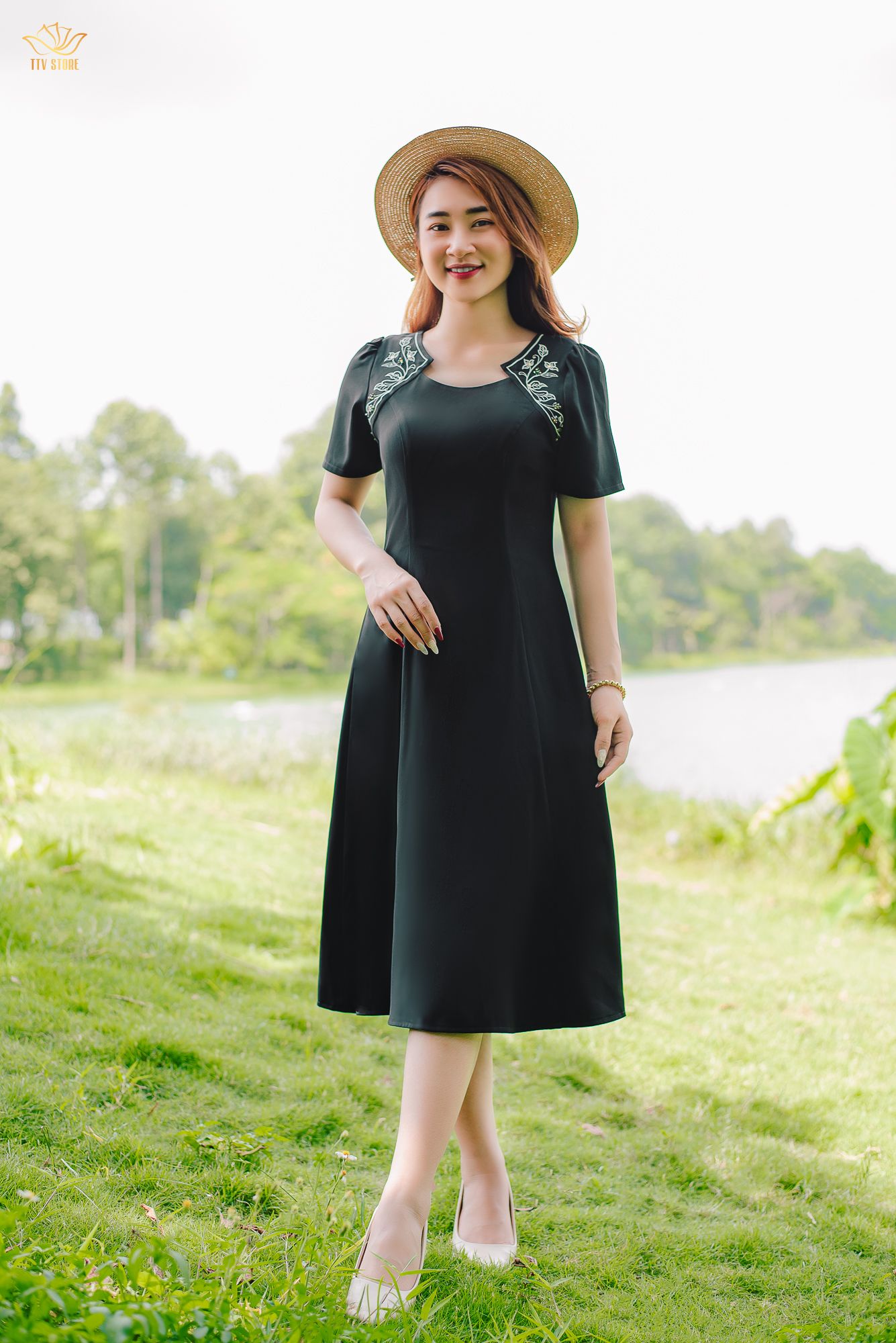 Đầm xòe - Cổ tròn tay ngắn thêu hoa - CV - Đen - TTV1393
