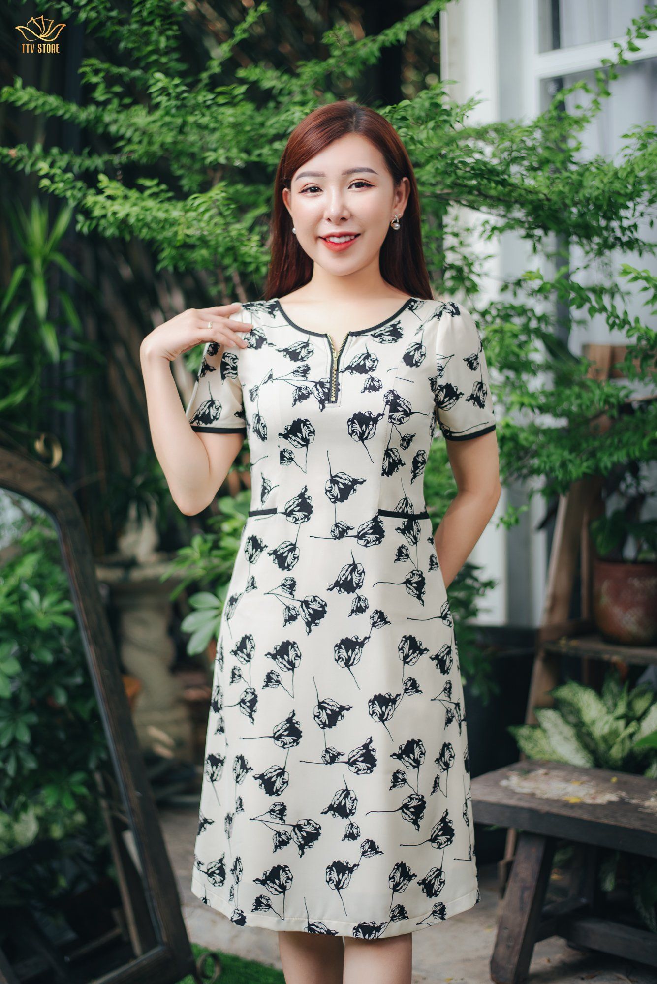 Đầm suông - Cổ tròn tay ngắn - CV - Trắng hoa đen - TTV1620