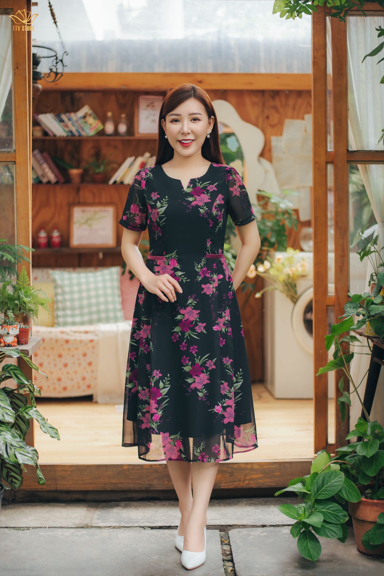 Đầm xòe - Cổ tròn khoét V tay ngắn - AH - Đen hoa hồng - TTV1600
