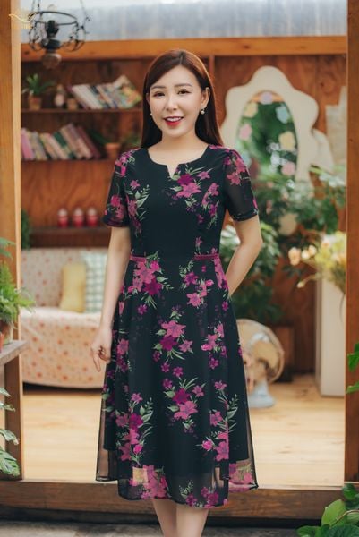 Đầm xòe - Cổ tròn khoét V tay ngắn - AH - Đen hoa hồng - TTV1600