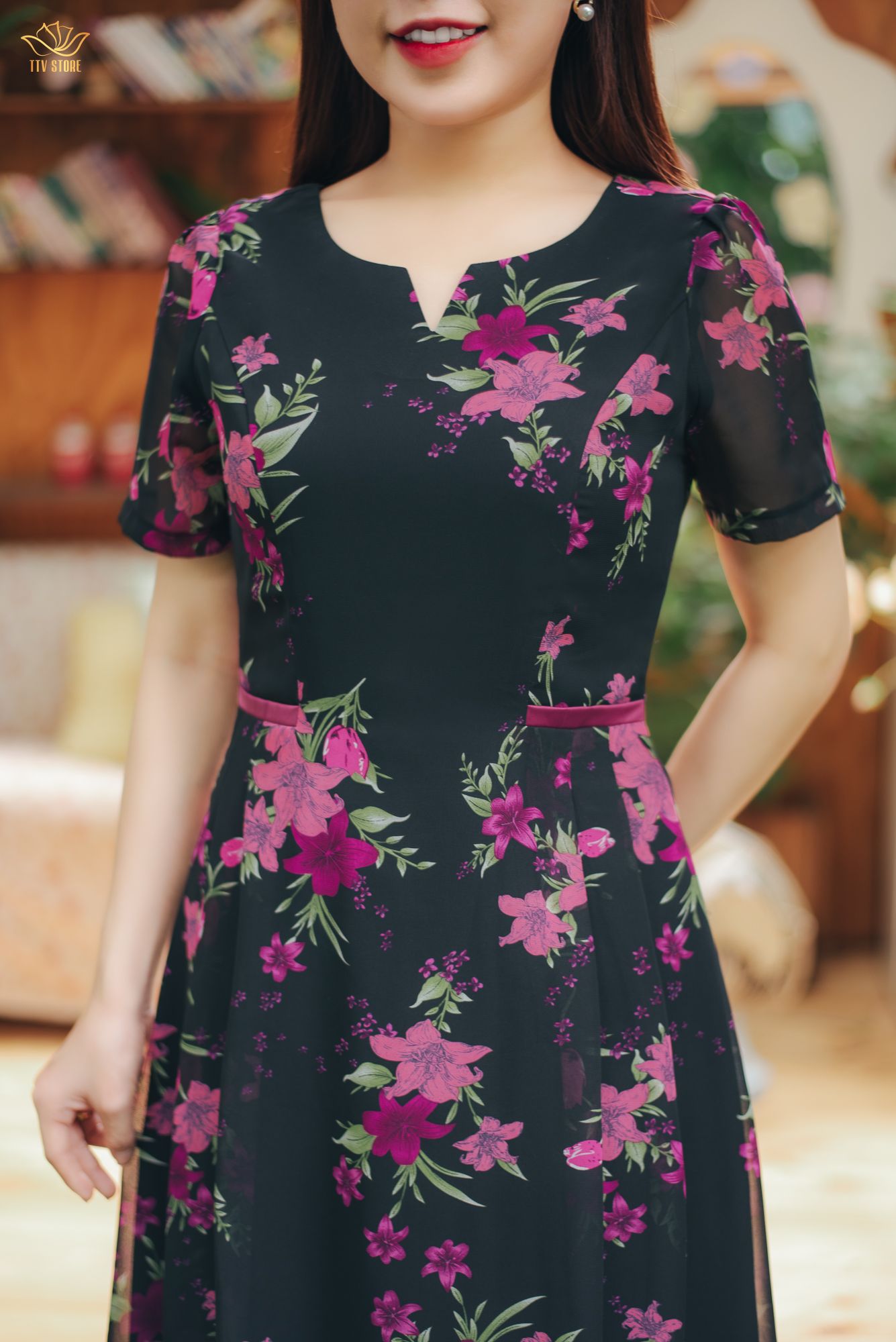 Đầm xòe - Cổ tròn khoét V tay ngắn - AH - Đen hoa hồng - TTV1600