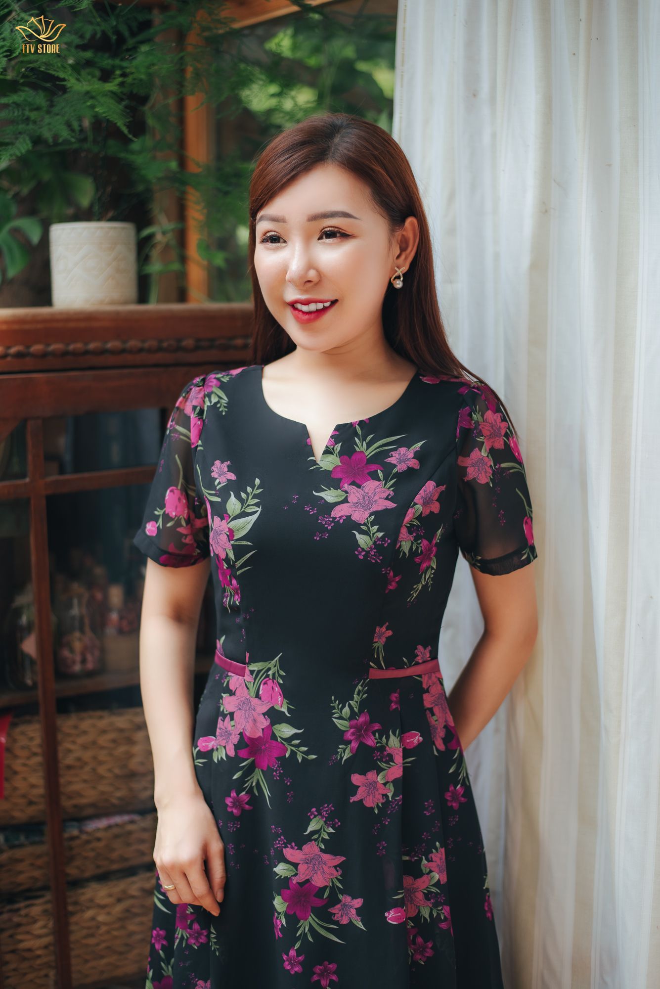 Đầm xòe - Cổ tròn khoét V tay ngắn - AH - Đen hoa hồng - TTV1600