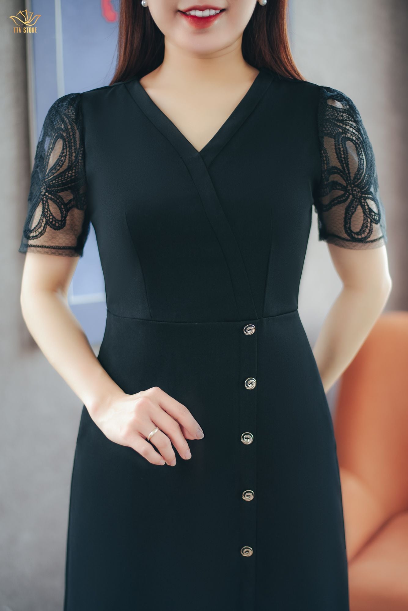 Đầm form A - Cổ tim đắp chéo kết nút tay ngắn - AH - Đen - TTV1591