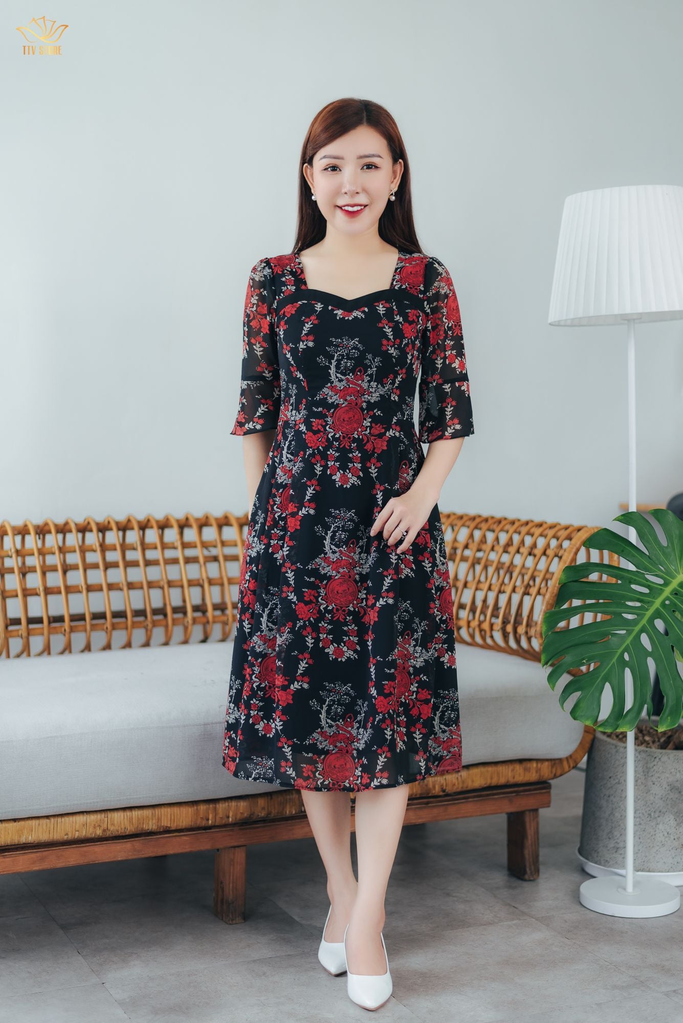 Đầm xòe - Cổ vuông tim tay chuông - CT - Đen hoa đỏ - TTV1605