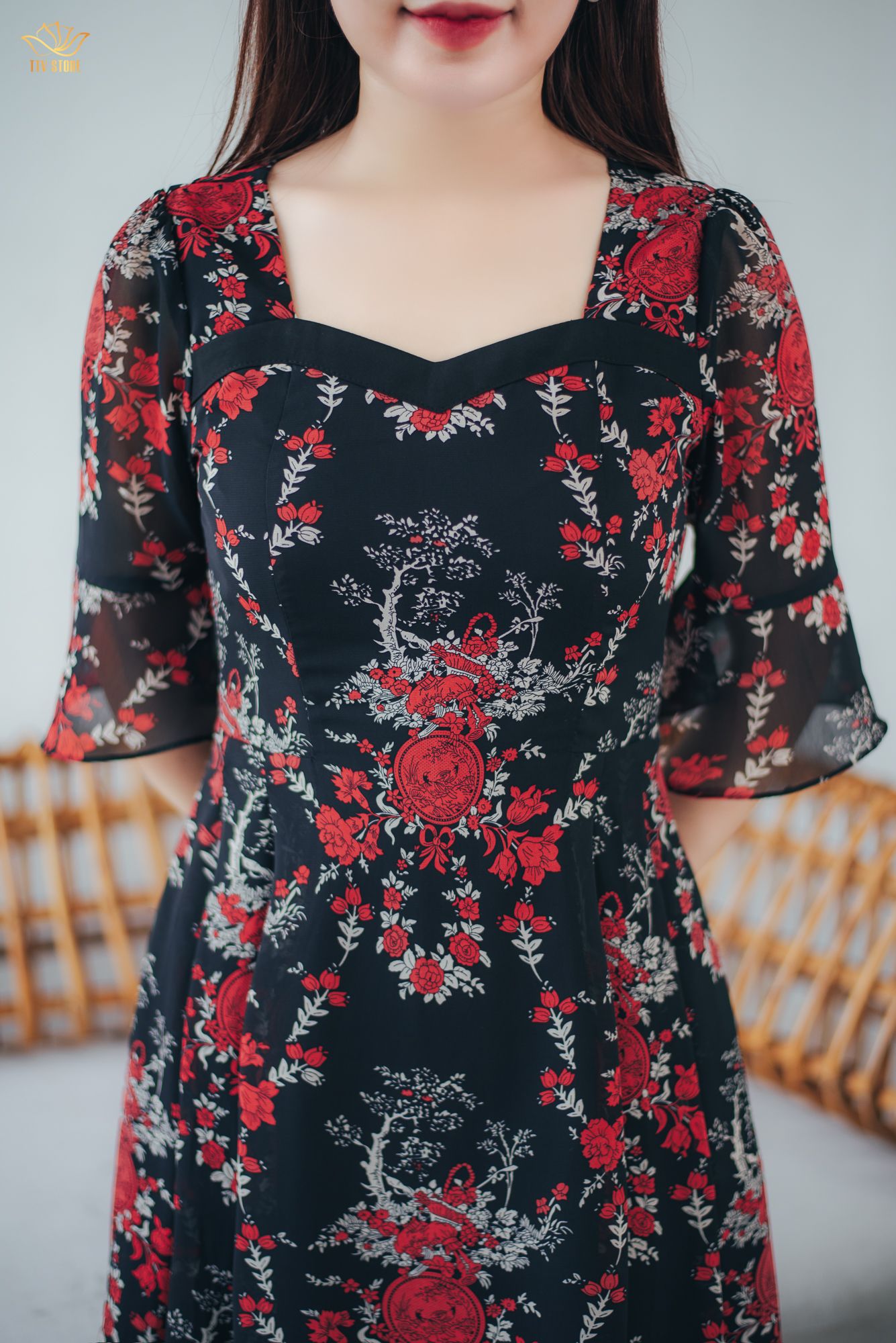 Đầm xòe - Cổ vuông tim tay chuông - CT - Đen hoa đỏ - TTV1605