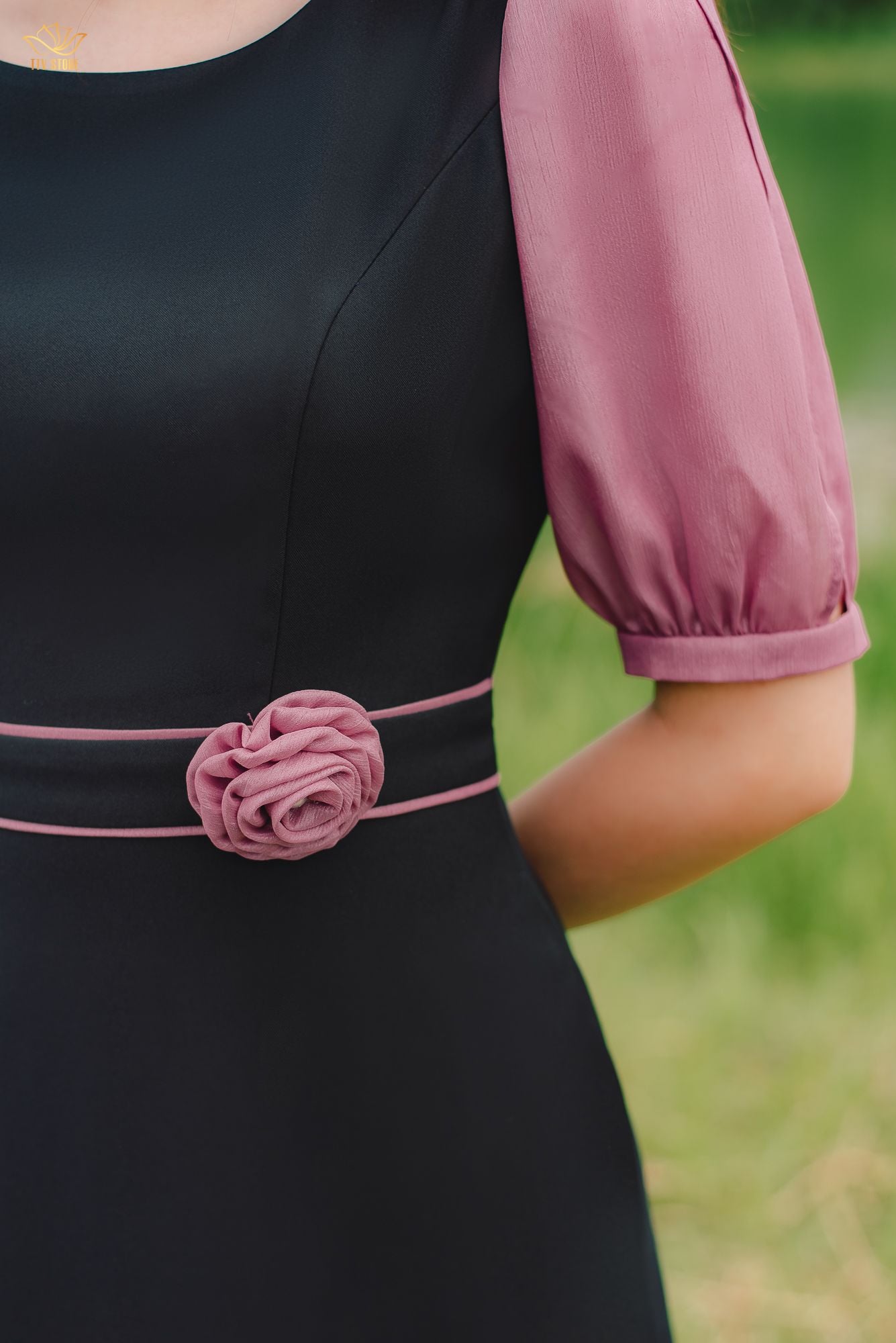 Đầm xòe - Cổ tròn tay lỡ - CV - Đen Hồng - TTV1378#