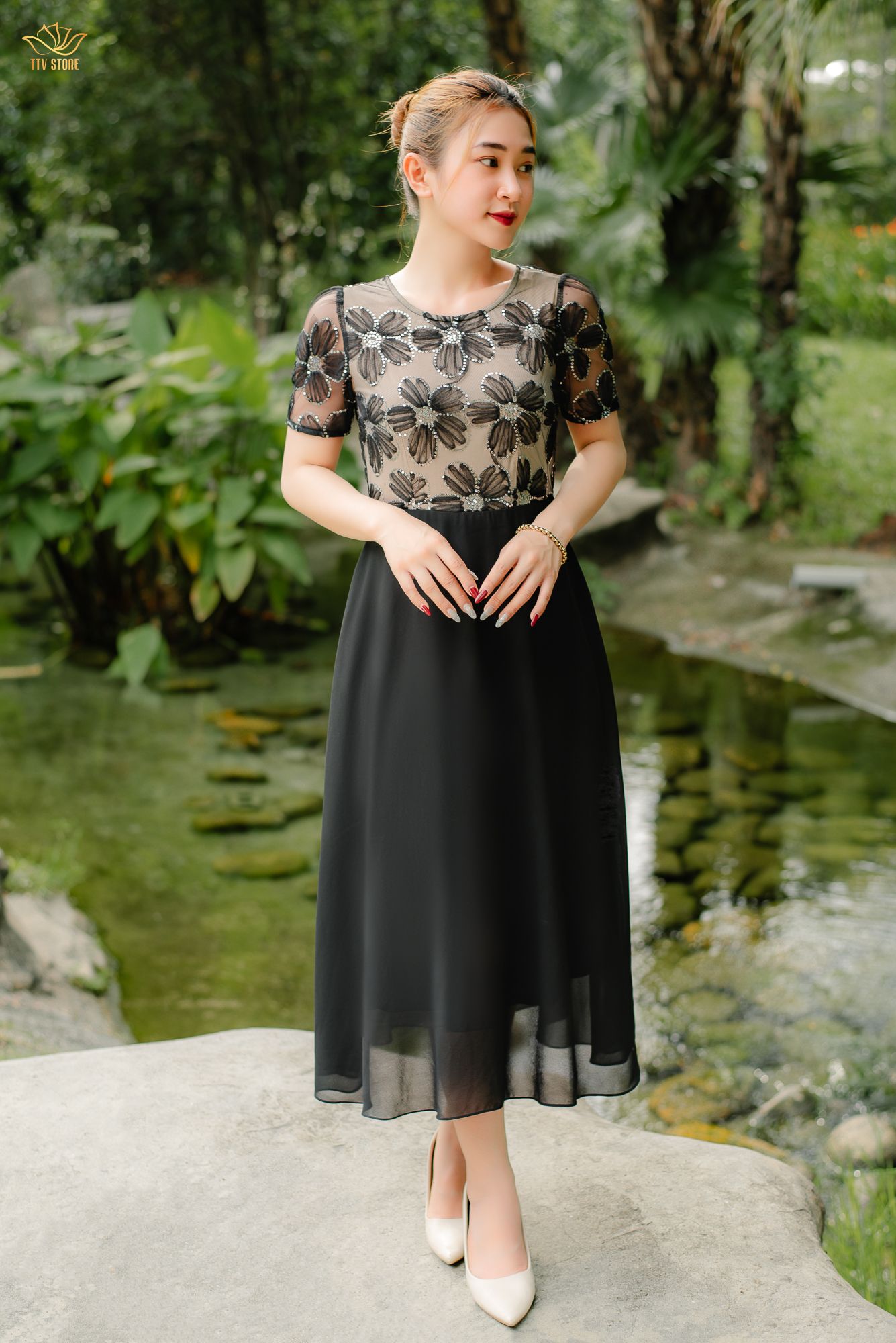 Đầm xòe - Cổ tròn tay ngắn - CT - Đen kết hoa - TTV1379