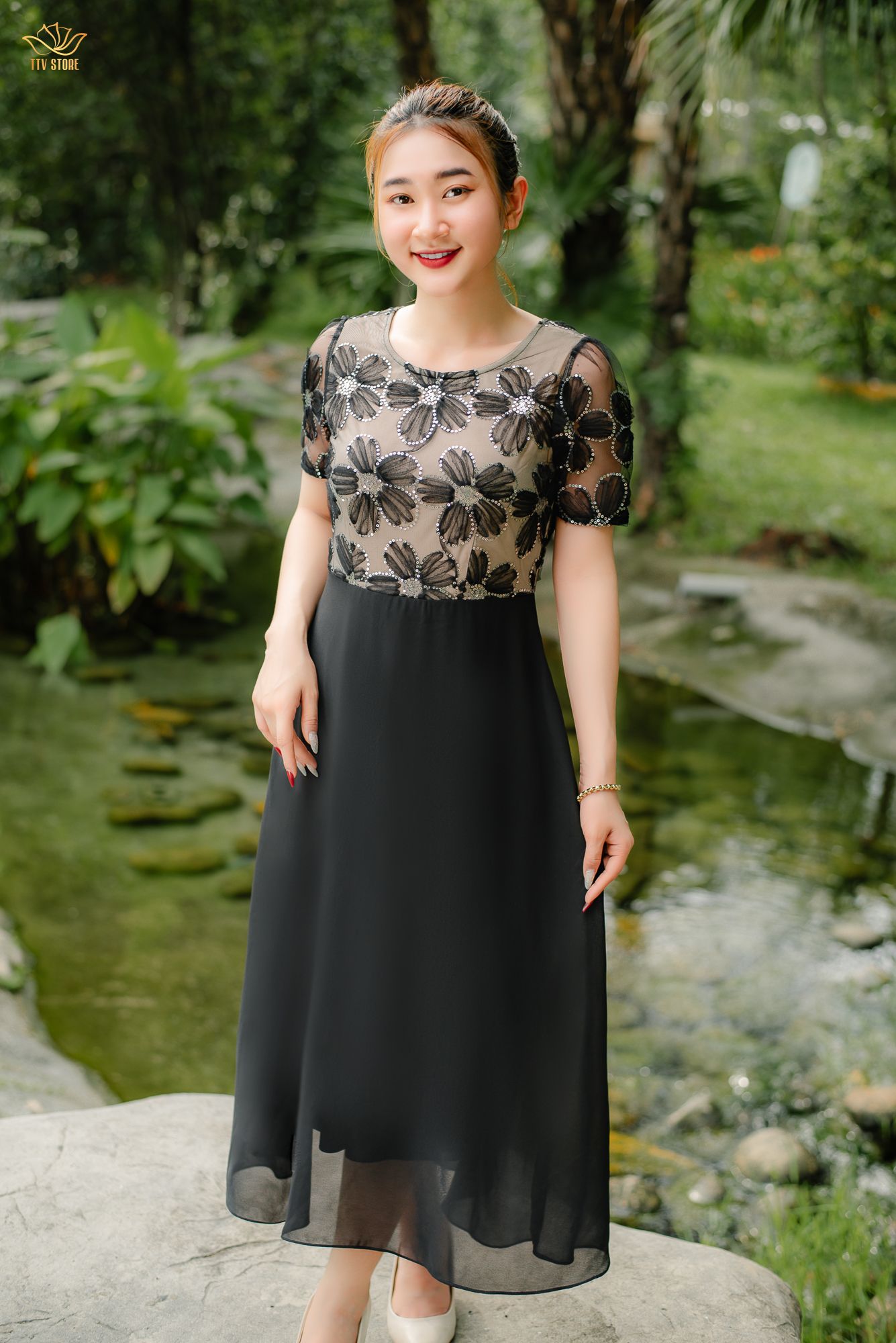 Đầm xòe - Cổ tròn tay ngắn - CT - Đen kết hoa - TTV1379