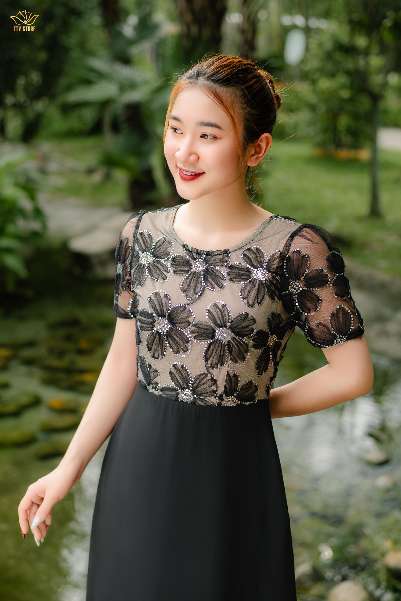 Đầm xòe - Cổ tròn tay ngắn - CT - Đen kết hoa - TTV1379