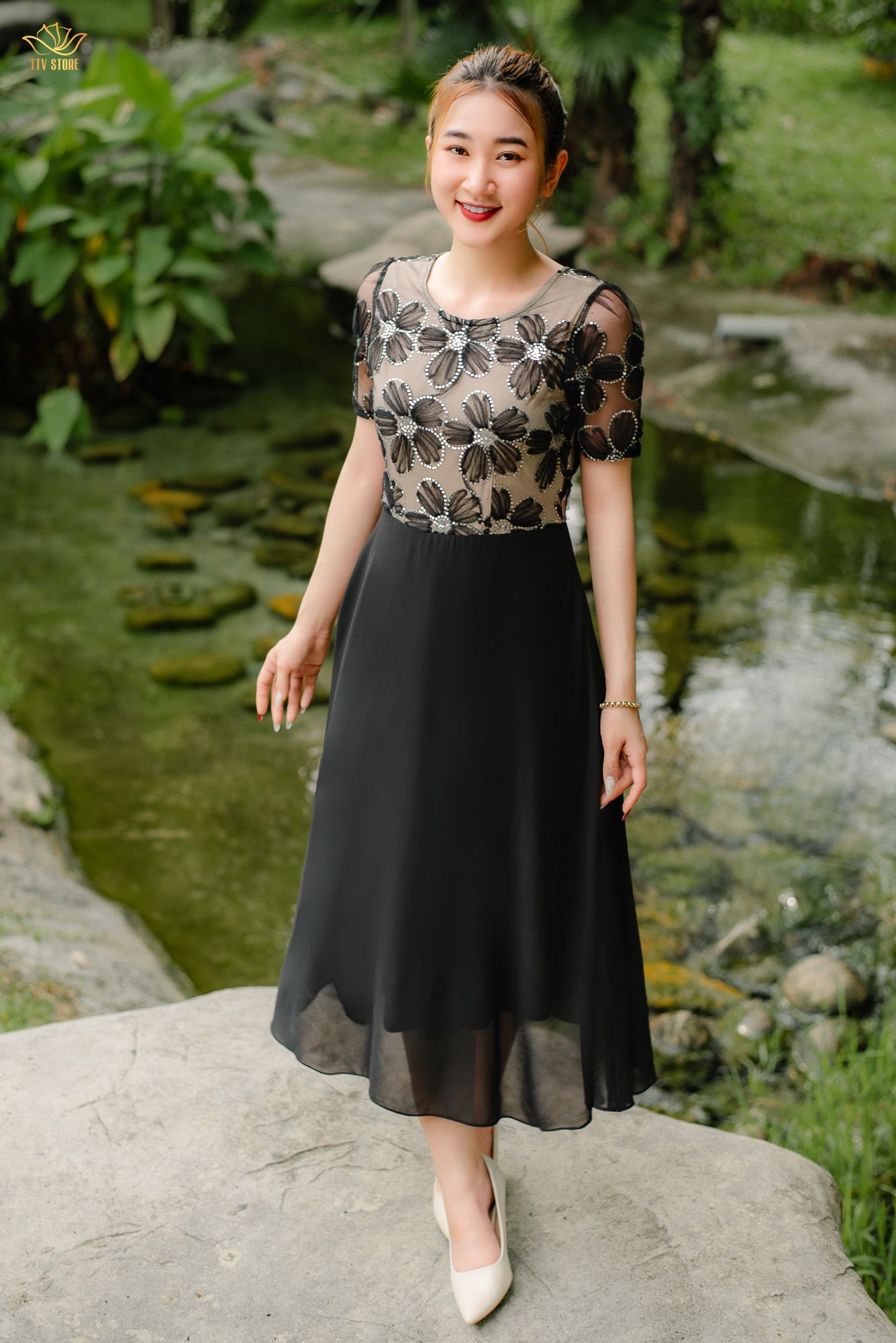 Đầm xòe - Cổ tròn tay ngắn - CT - Đen kết hoa - TTV1379