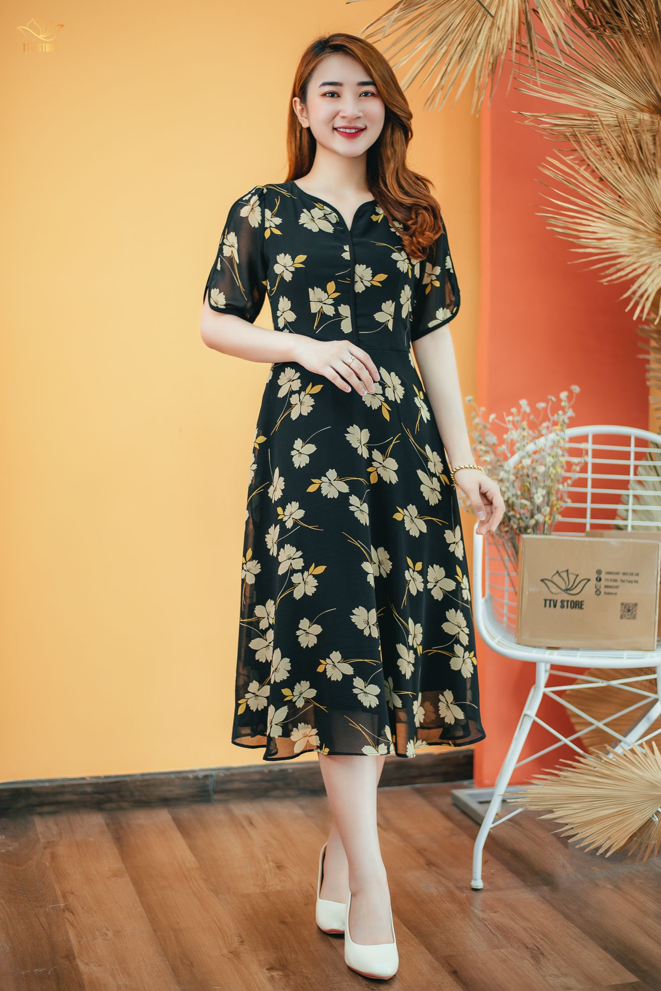 Đầm xòe - Cổ tròn khoét V tay ngắn - CD - Đen hoa kem - TTV1413