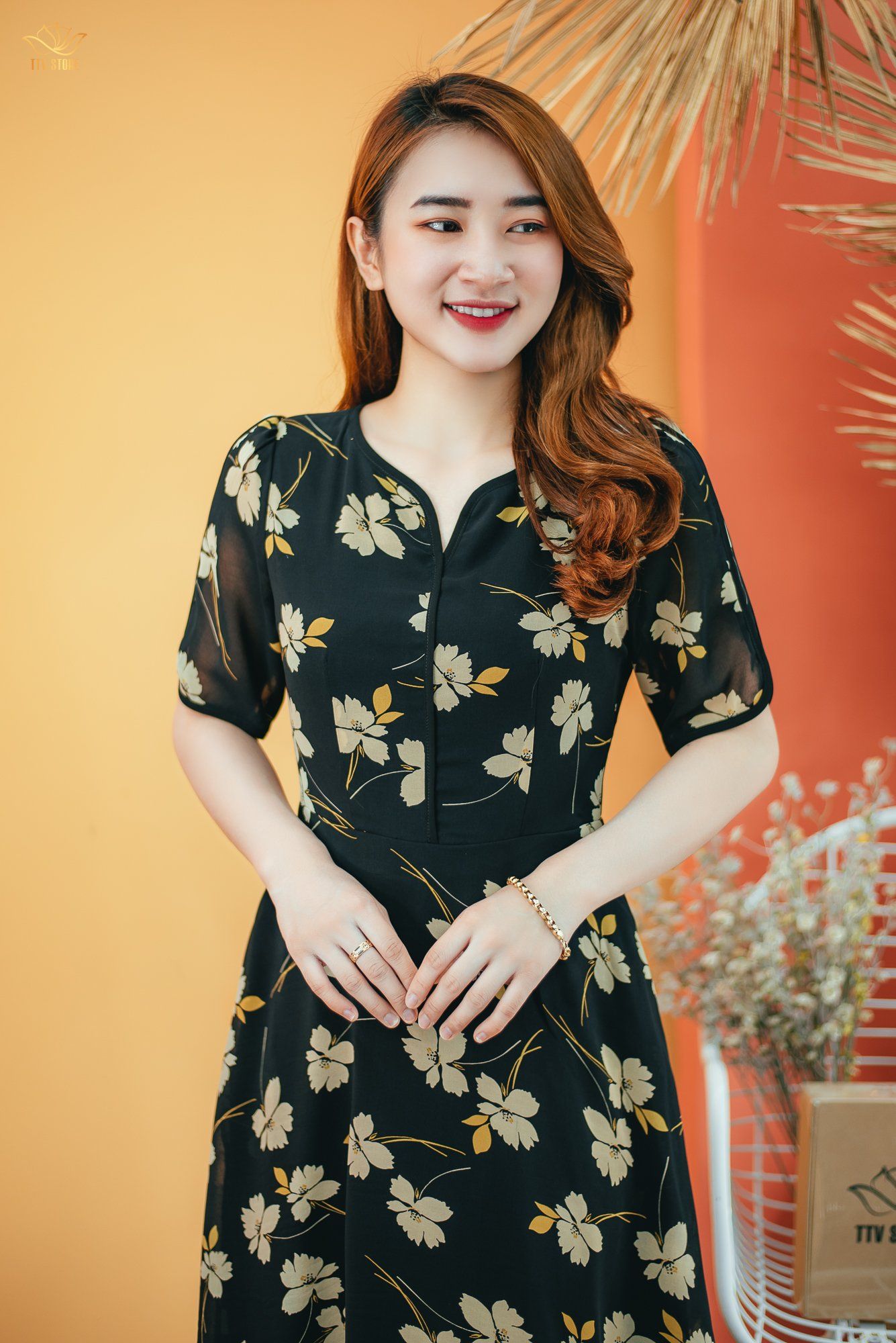 Đầm xòe - Cổ tròn khoét V tay ngắn - CD - Đen hoa kem - TTV1413