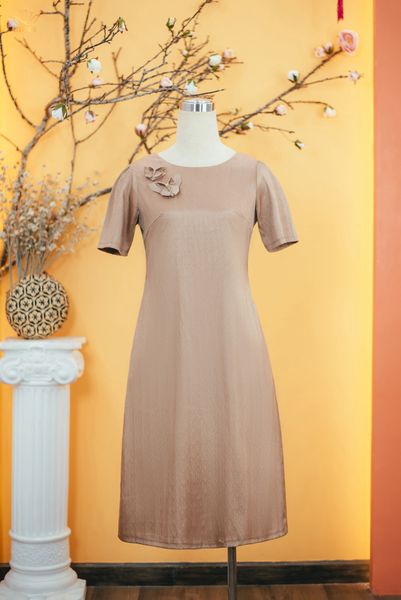 Đầm suông - Cổ tròn kết hoa hồ điệp tay ngắn - CD - Nâu trà - TTV1724