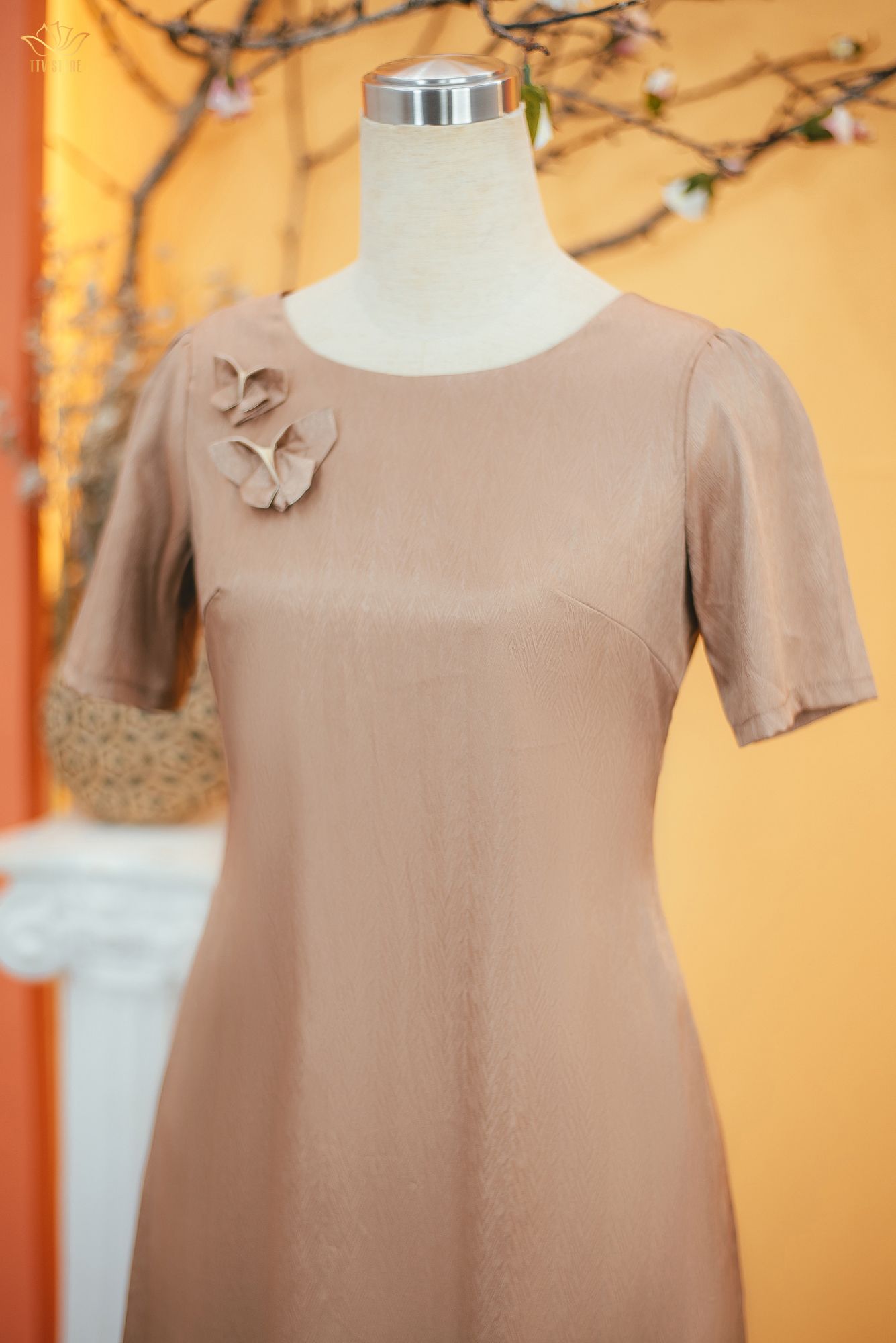 Đầm suông - Cổ tròn kết hoa hồ điệp tay ngắn - CD - Nâu trà - TTV1724