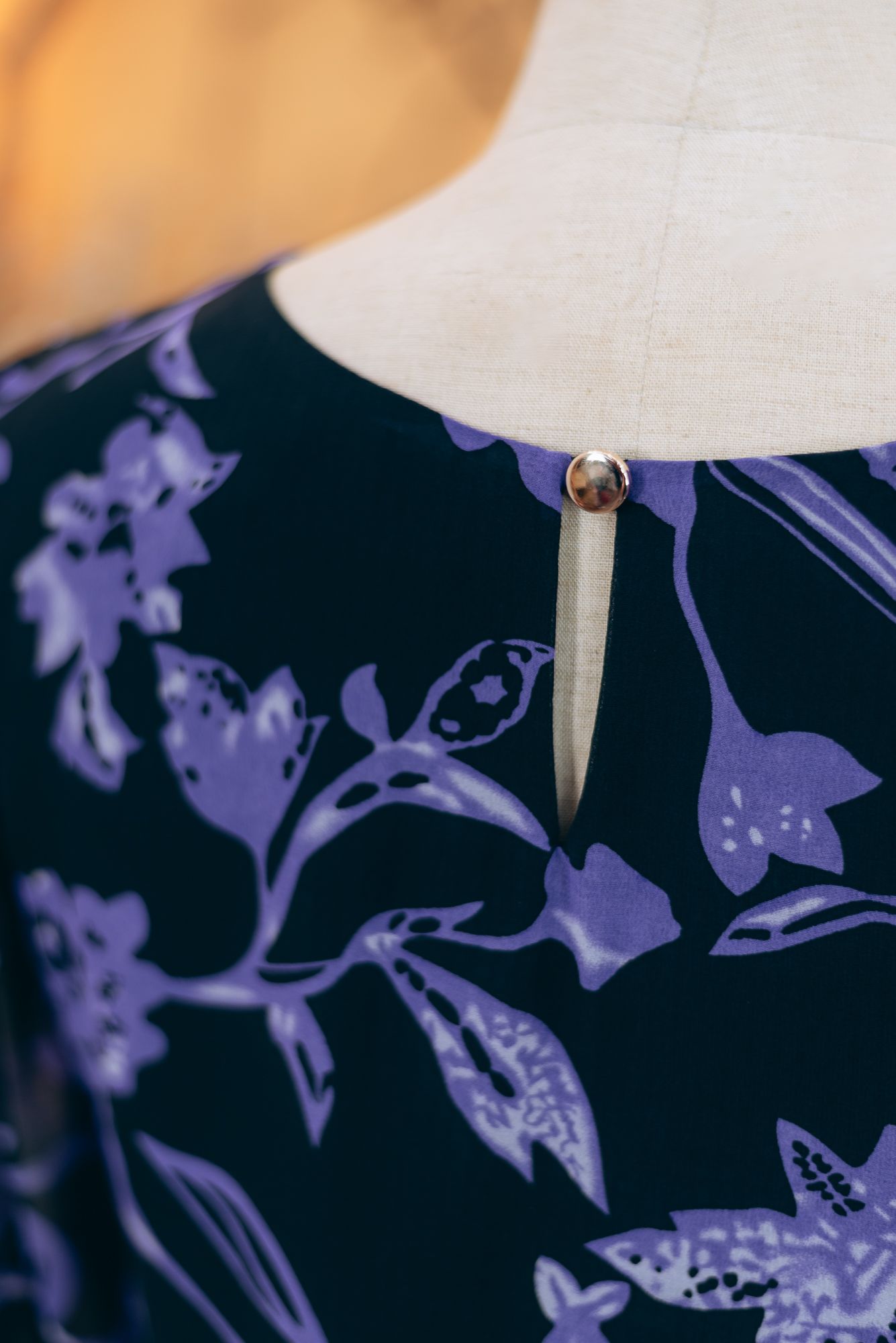 Áo - Cổ tròn tay lỡ - CT - Đen hoa tím - TTV1732