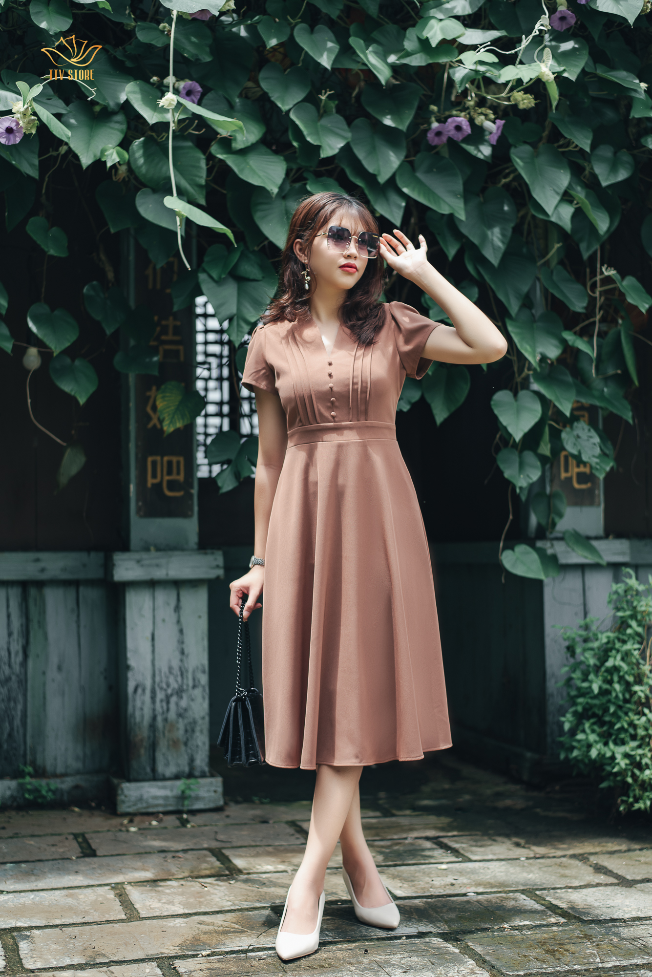 Đầm xoè - Cổ V kết nút tay ngắn - CD - Nâu cà phê - TTV1128