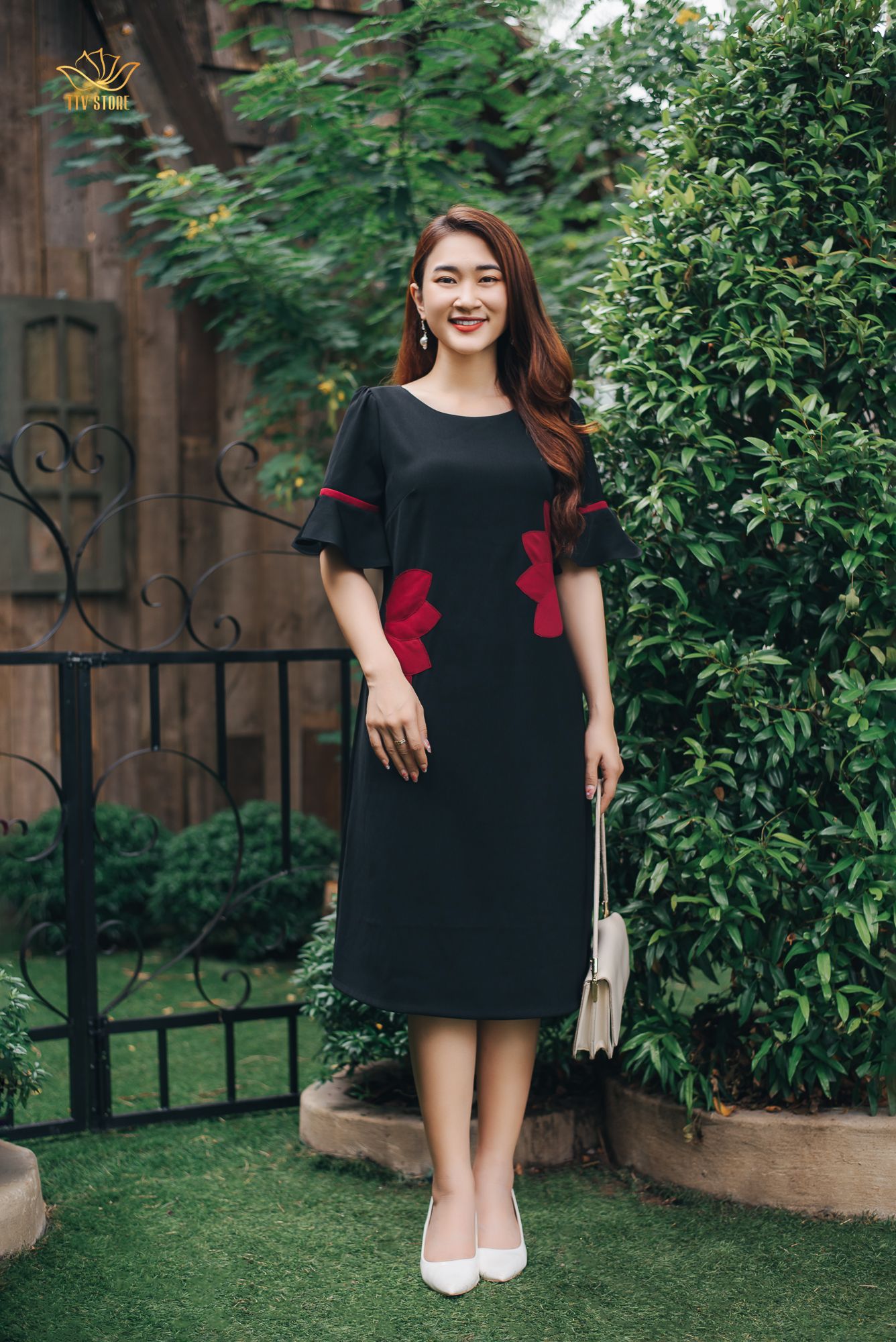 Đầm suông - Cổ tròn tay bèo - CV - Đen hoa đỏ - TTV1187
