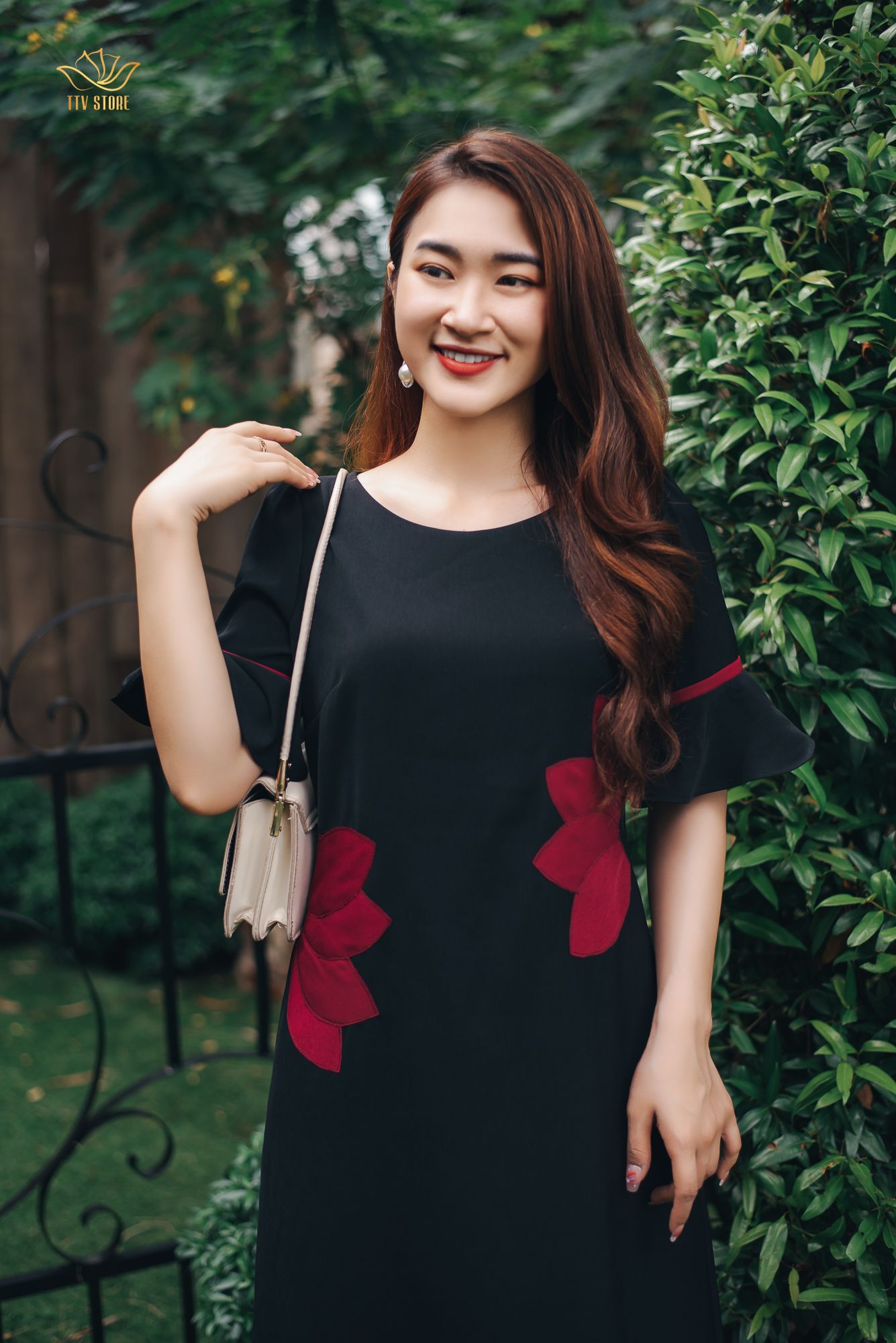 Đầm suông - Cổ tròn tay bèo - CV - Đen hoa đỏ - TTV1187