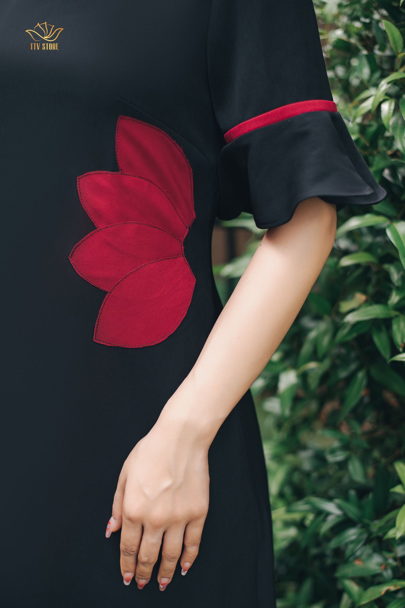 Đầm suông - Cổ tròn tay bèo - CV - Đen hoa đỏ - TTV1187