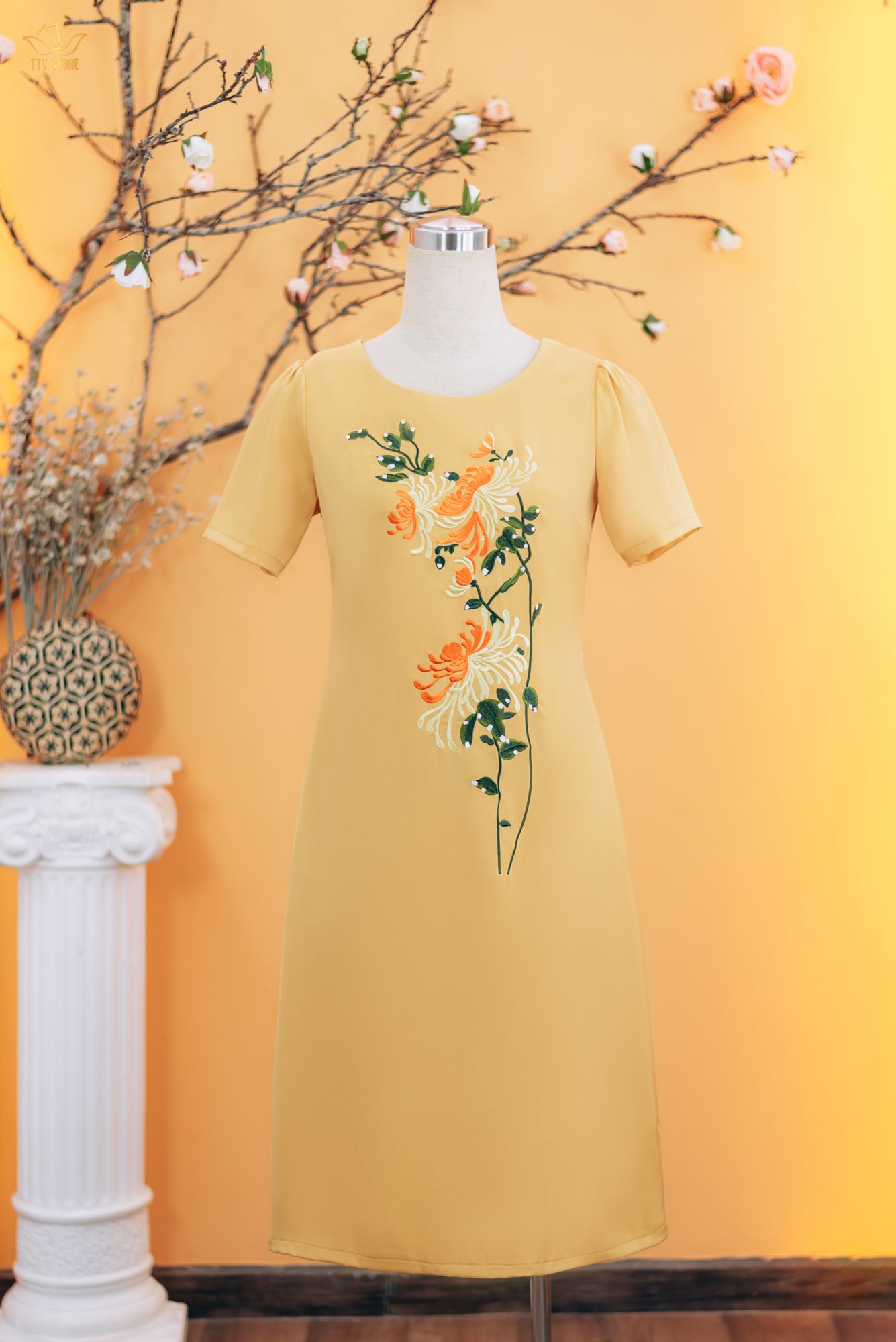 Đầm suông - Cổ tròn hoa thêu tay ngắn - CD - Vàng - TTV1751