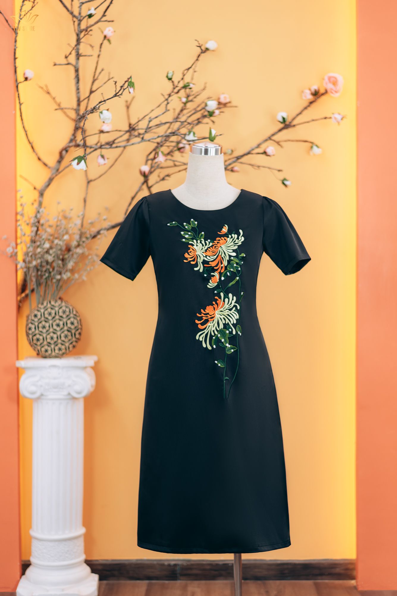 Đầm suông - Cổ tròn hoa thêu tay ngắn - CD - Đen - TTV1751