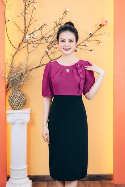 Đầm body - Cổ tròn khoét V kết hoa tay ngắn - CD - Đen hồng - TTV1760