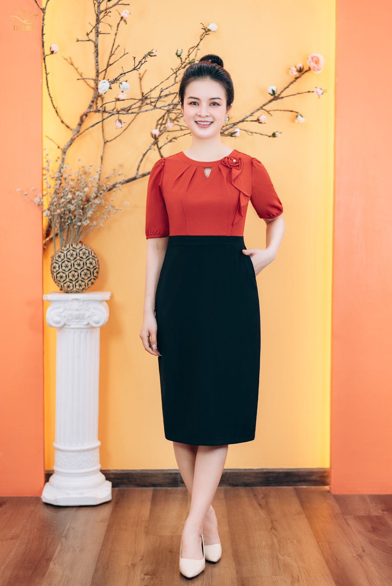 Đầm body - Cổ tròn khoét V kết hoa tay ngắn - CD - Đen cam - TTV1760