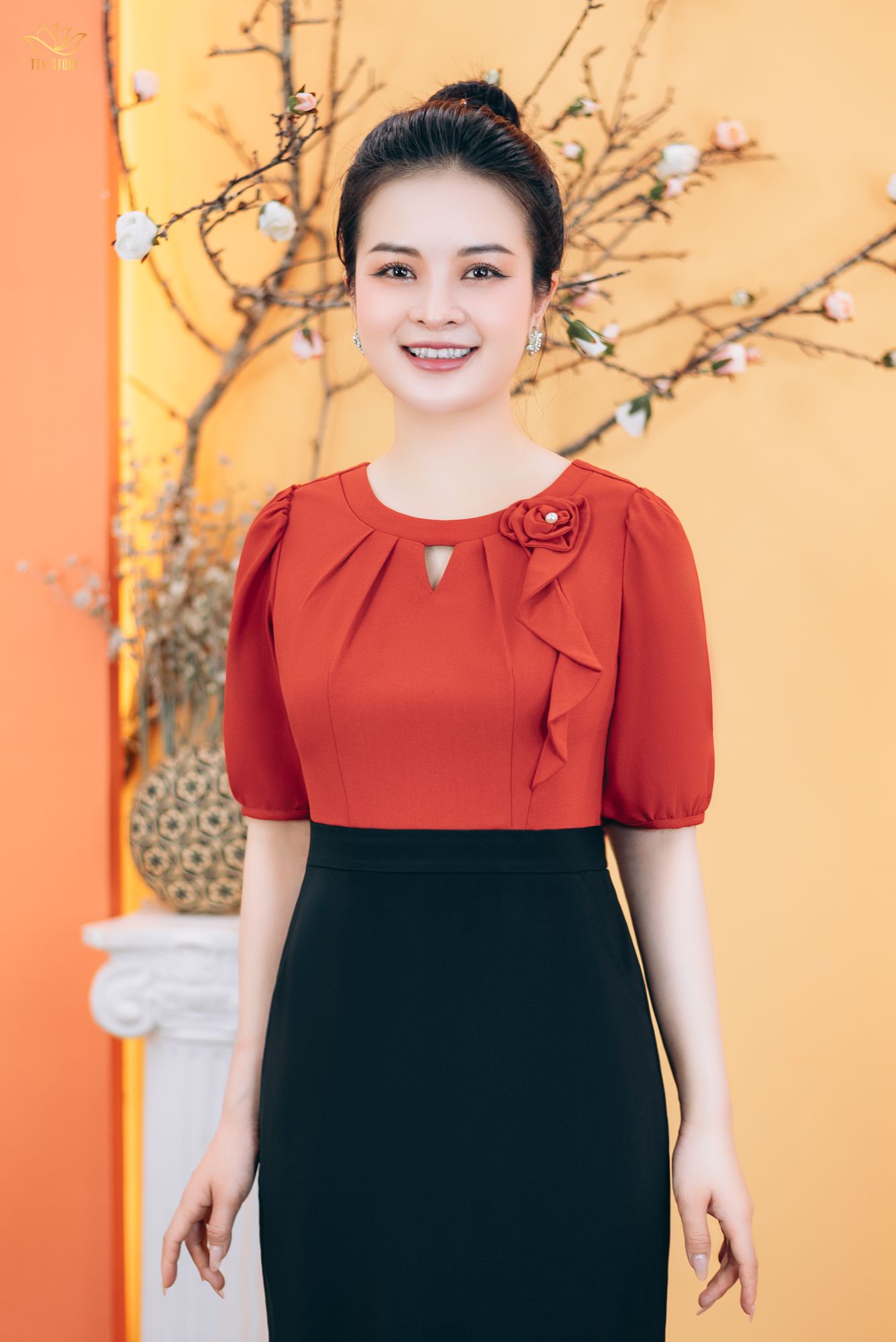 Đầm body - Cổ tròn khoét V kết hoa tay ngắn - CD - Đen cam - TTV1760