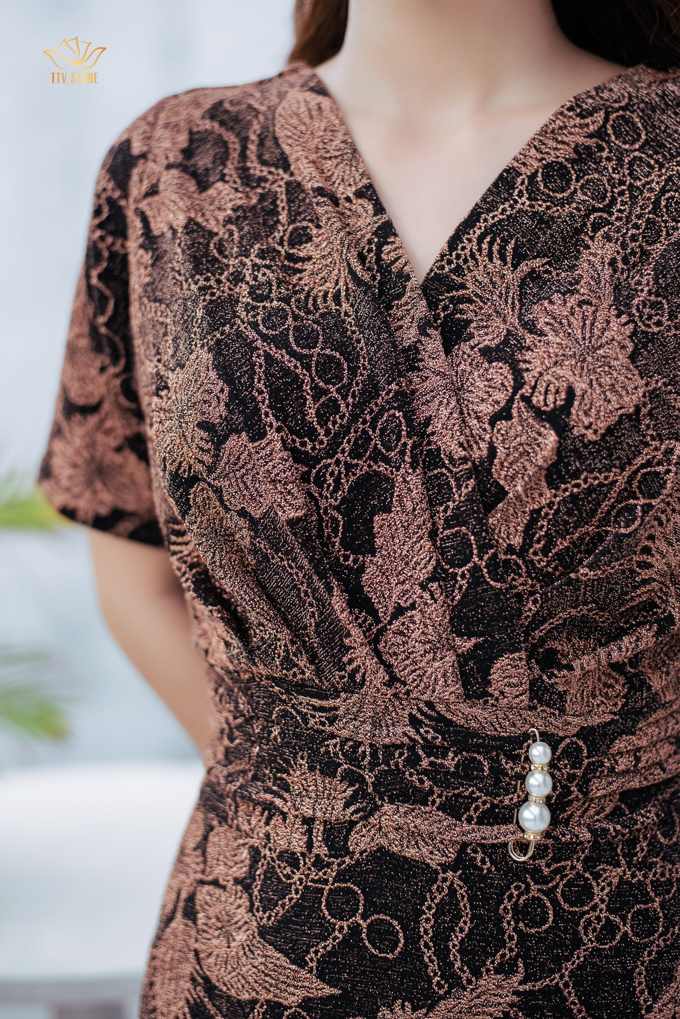 Dạ hội - Cổ tim đắp chéo dập ly eo - Đen nâu - TTV1139