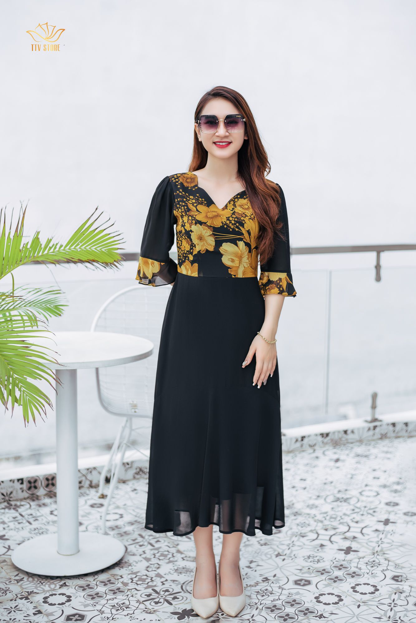 Đầm form A - Cổ sóng nước tay loe - CV - Đen hoa vàng - TTV1106